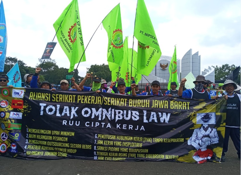 
Demo buruh menolak Omnibus Law Rancangan Undang-Undang  Cipta Kerja, di Gedung DPRD Jawa Barat, Jalan Diponegoro, Bandung, Senin (16/3/2020) (Foto : ardian resco/dara.co.id)
