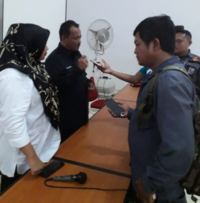 Kepala Dinas Pendidikan dan Kebudayaan (Disdikbud) Kabupaten Subang, Jawa Barat, Tatang Komara, S.Pd.,MM, memberikan keterangan kepada wartawan, usai rapat koordinasi soat penanggulangan wabah Copid-19, di rumah Dinas Bupati Jumat (27/3/2020). (Foto : deny suhendra/dara.co.id)
