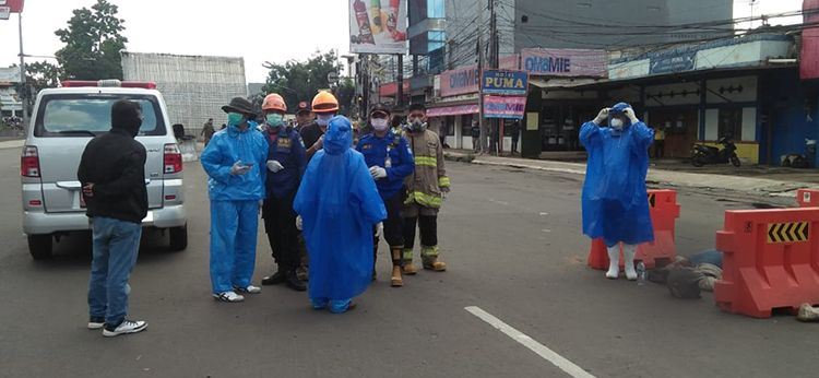 seorang warga tergeletak di badan jalan di Jalan Jakarta, Kota Bandung, Selasa (31/3/2020) siang. Namun, karena takut korban terjangkit virus corona, tak ada seorang pun berani menongnya.(Foto :PRFMnews)
