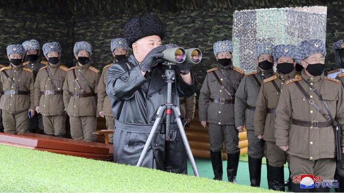 
Presiden Kim Jong-Un mengawasi latihan artileri untuk menguji kesiapan tempur Korut (Foto : detik.com)