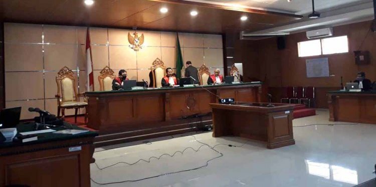 
Sidang mantan Presdir PT Lippo Cikarang,Bartholomeous Toto di ruang utama dalam persidangan berlangsung via video conference atau Vicon,di Pengadilan Tipikor Bandung, Jalan RE Martadinata, Senin (30/3/2020). (Foto : inilahkoran) 
