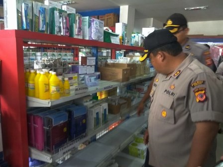 JAJARAN Polres Cimahi inspeksi mendadak (sidak) ke sejumlah apotek dan distributor farmasi di Kota Cimahi, Rabu (4/3/2020). (Foto : galamedianews)
