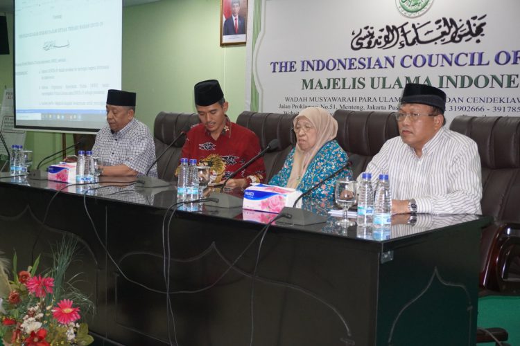 Pengurus MUI, dari kiri ke kanan: KH. Abdul Rahman Dahlan, KH. Asrorun Niam Sholeh, Prof. Huzaemah Tahido Tanggo, KH. Hamdan Rasyid (Foto : web MUI)