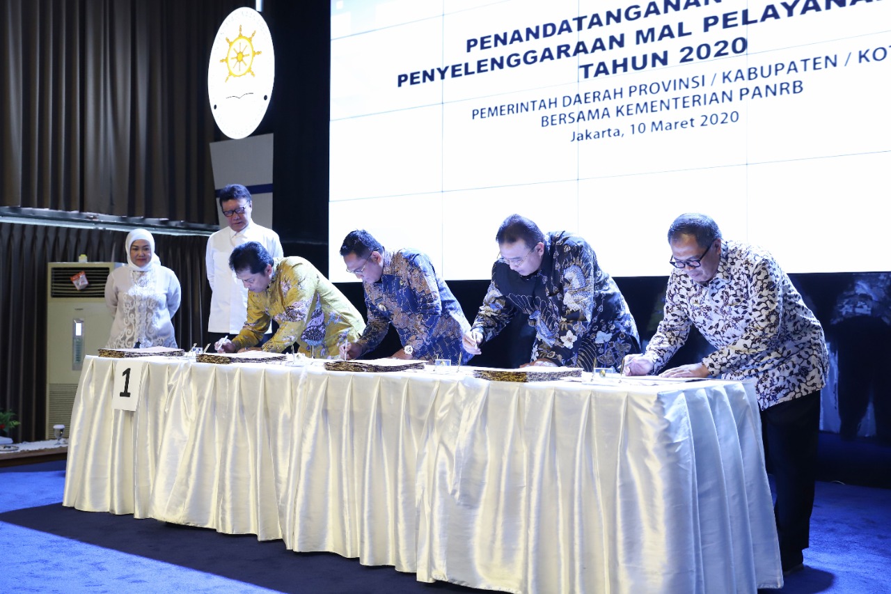 
Bupati Bandung, Dadang M Naser (paling kanan) sedang menandatangani 
Memorandum of Understanding (MoU) pembangunan Mall Pelayanan Publik (MPP) dengan Kementerian Pendayagunaan Aparatur Negara dan Reformasi Birokrasi (PAN RB) Republik Indonesia (RI),Selasa (10/3/2020) (Foto : Humas Setda Kab. Bandung)
