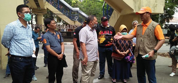 Walikota Bandung, Oded M Daniel memantau perkembangan masyarakat, terkait  atsipasi penyebaran virus corona di wilayahnya, Minggu (22/3/2020). (Foto : PRFMnews.id) 