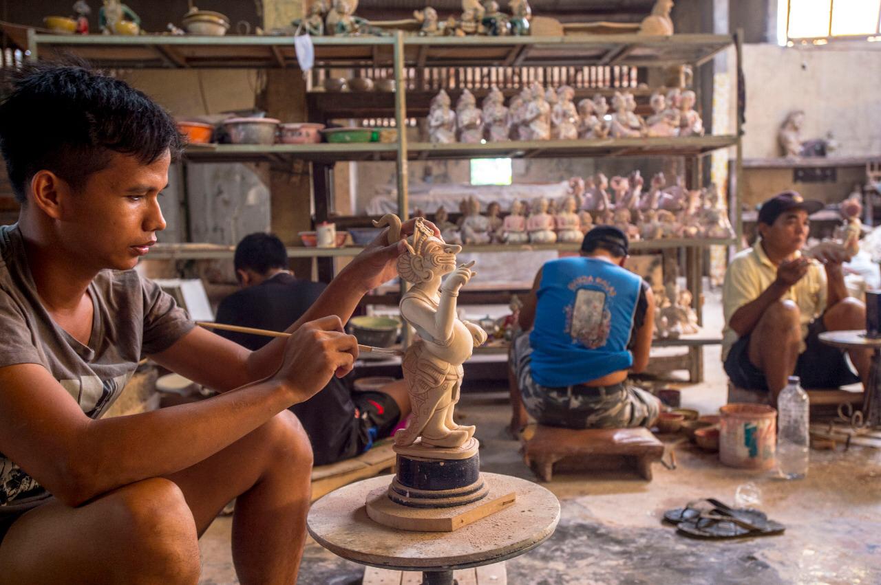 Pengrajin patung (Foto : kemenpar.co.id)