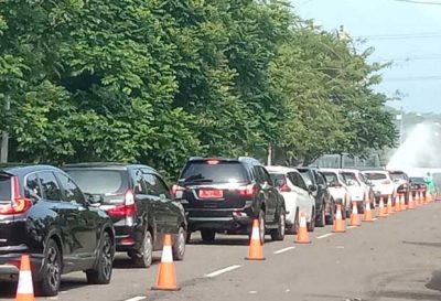 Antrean mobil dinas Pemkab Bandung mewarnai rapid test masif yang dilakukan oleh provinsi Jawa Barat, di Stadion si Jalak Harupat, Kabupaten Bandung, Sabtu (28/3/2020). (Foto : prfm) 