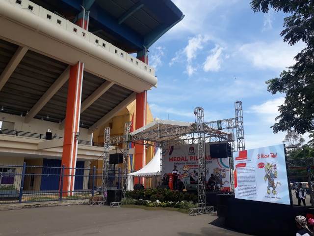 Kegiatan Sosialisasi Medal Pemilihan Umum Kepala Daerah (Pemilukada) Bupati dan Wakil Bupati Bandung, Jawa Barat, di Stadion si Jalak Harupat, Minggu (8/3/2029), sepi pengunjung. (Foto : agus fatah/dara.co.id)