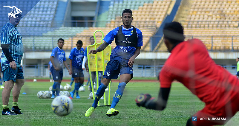 Pemain Persib dilatih  tendangan bola mati. (Foto : simamaung)