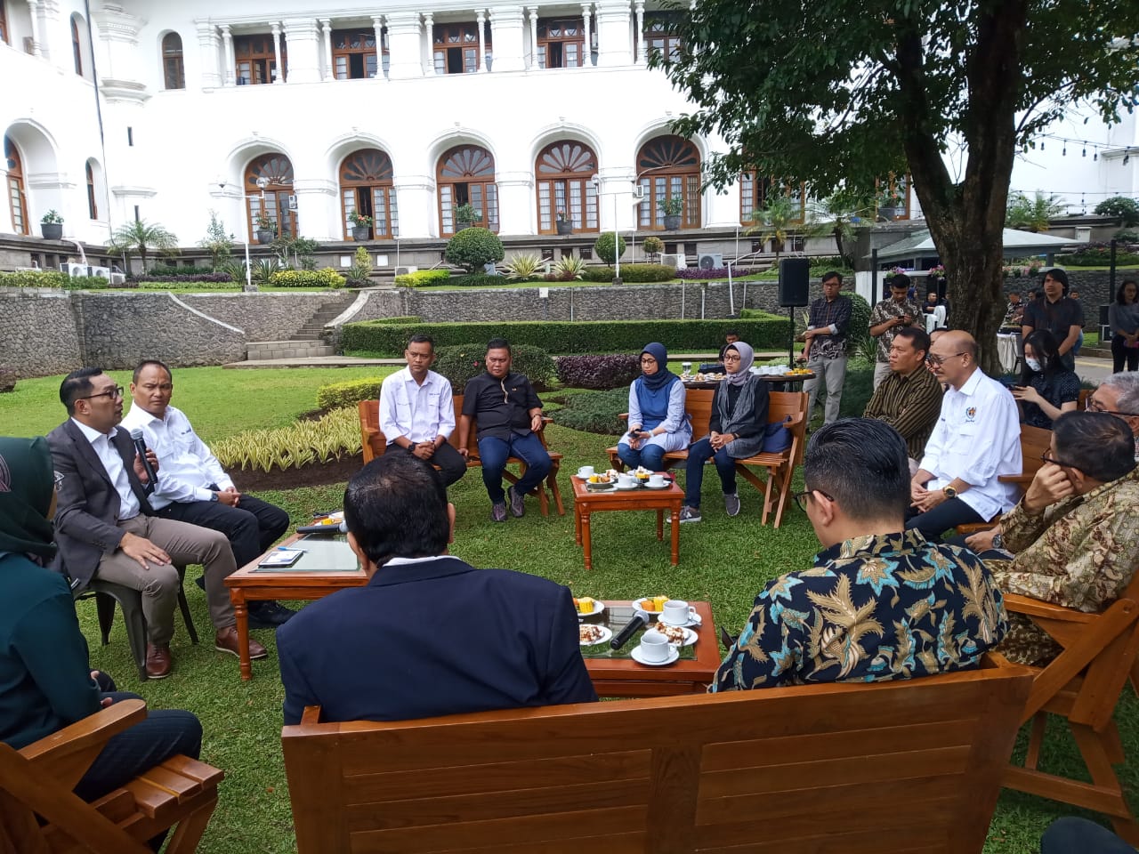 
Gubernur Jawa Barat Ridwan Kamil, berbincang dengan pengurus PWI Jawa Barat, di Taman Gedung Sate, Bandung, Kamis (13/3/2020) (foto : adrian Resco/dara.co.id)
