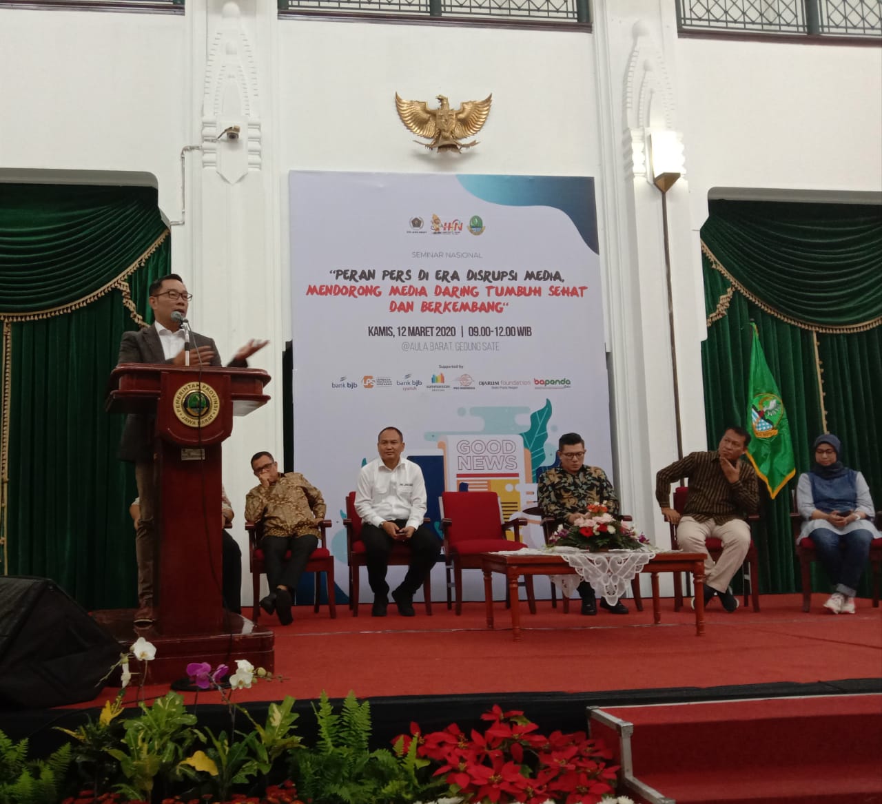 Gubernur Jawa Barat, Ridwan Kamil saat memberi kata sambutan pada seminar yang digelar PWI Jabar (Foto: Istimewa)