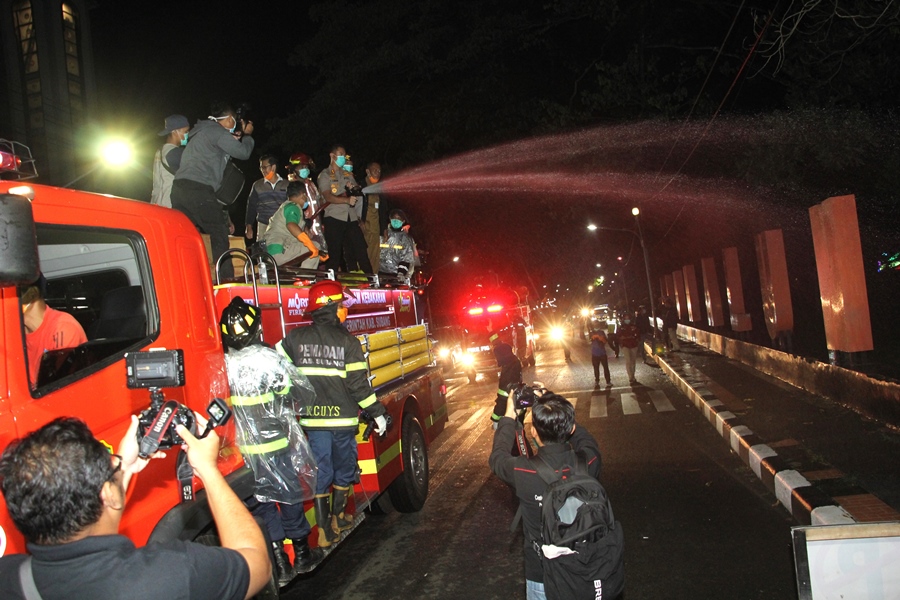 - Pemerintah Kabupa ten (Pemkab) Subang, bersama Gugus Tugas Percepatan Penanggulangan Covid-19 Kabupaten Subang, secara maraton melakukan penyemprotan disinspektan di sepanjang jalan protokol, Rabu (25/3/2020). (Foto : Deni Suhendar/dara.co.id) 
