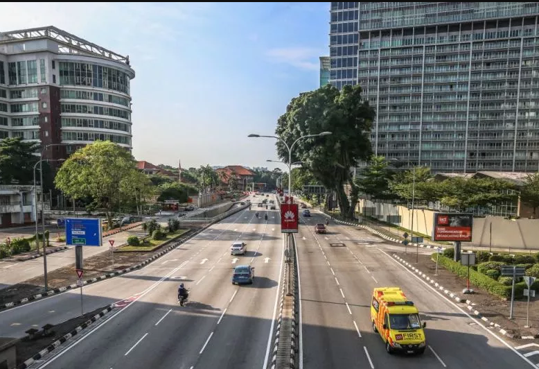 Suasana di jalan di Malaysia terlihat sepi (Foto : okezone)