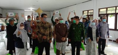 Sebanyak 150 kepala keluarga (KK) di Kabupaten Sukabumi menerima 
dana bantuan dari Program Penanganan Rawan Pangan dari APBD Provinsi Jawa Barat. Bantuan diserahkan  Kepala Dinas Ketahanan Pangan, Pertanian, dan Perikanan (DKP3) Kota Sukabumi, Andri Setiawan, yang didampingi Kabid Ketahanan Pangan, Dian Suciati di
Aula Kelurahan Situmekar Kota Sukabumi, Jawa Barat, Kamis (26/03/2020). (Foto : Riri Satiri/dara.co.id)

