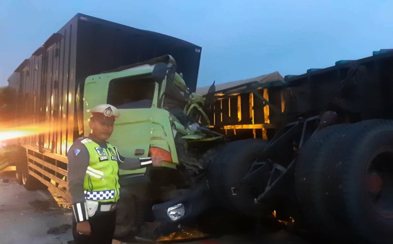 Tabarakan beruntun di Tol Cipali (Foto : galamedianews.com)