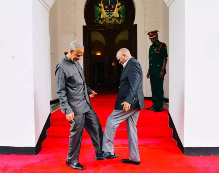 Presiden Tanzania John Magufuli bertukar salam kaki dengan politikus oposisi Maalim Seif Sharif Hamad. (Foto: State House Tanzania)