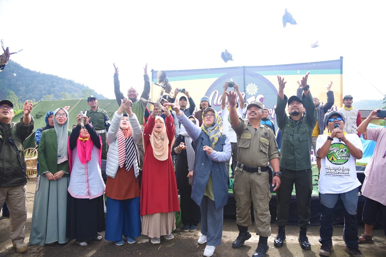 

Ketua Tim Penggerak TP PKK Kabupaten Bandung, Kurnia Agustina Dadang M.Naser menanam pohon bersama sedikitnya 2.000 santriwan dan santriwati Persatuan Islam (Persis) yang tersebar di Provinsi Jawa Barat (Jabar) di area Bumi Perkemahan (buper) Rancaupas, Kecamatan Rancabali, Minggu (1/3/2020). Foto : Protokol dan Komunikasi Pimpinan
