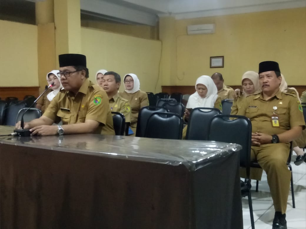 
Kepala Dinas Pendidikan Kabupaten Bandung, Juhana melakukan teleconference dengan semua komponen pendidikan, Senin (16/3/2020) (Foto : istimewa)
