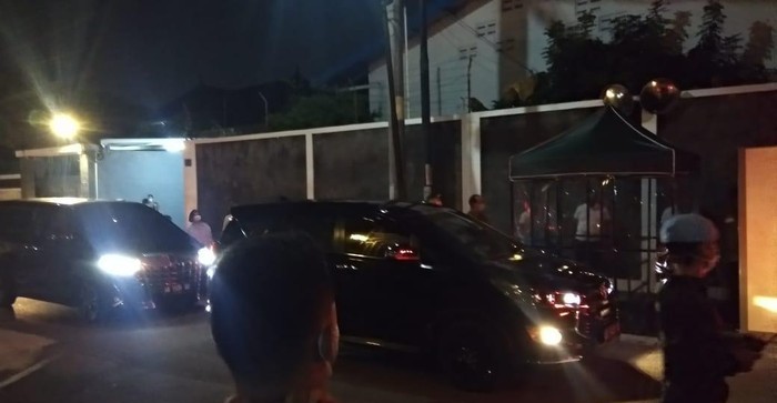 
Mobil ambulan yang membawa jenazah-ibunda-jokowi-sudjiatmi-  Notomihardjo tiba di rumah duka. (Foto : detikcom)
