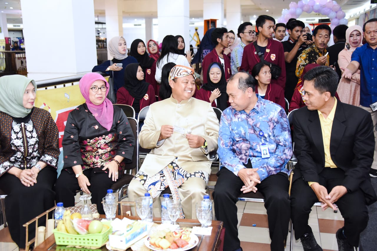 Wakil Gubernur Jabar  Uu Ruzhanul Ulum didampingi Kepala Disdik membuka Wonderful DEAFFerent Show di Istana Plaza, Kota Bandung, Sabtu (29/2/2020).
acara. (Foto : Humas Pemprov Jabar)