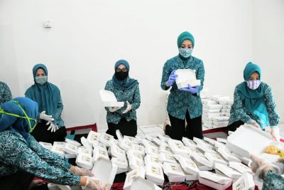 Ketua TP PKK Provinsi Jabar, Atalia Praratya (kedua kanan) saat membantu menyiapkan nasi bungkus di sela meninjau dapur umum di Kantor Kelurahan Ciangsana, Kecamatan Gunung Putri, Kabupaten Bogor, Jawa Barat, Selasa (21/4/2020). (Foto: Humas Pemprov Jabar)