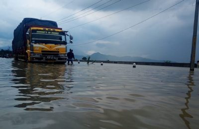 Banjir menggenangi Jalan Sapan, Desa Tegalluar, Kecamatan Bojongsoang, Kabupaten Bandung, Jawa Barat. Foto diambil Jumat, 3 April 2020. (Muhammad Zein/dara.co.id)