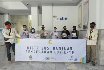 Tim Jabar Quick Respons menyerahkan bantuan APD kepada pihak RSHS Bandung, Kamis (16/4/2020). (Foto: Humas Pemprov Jabar)