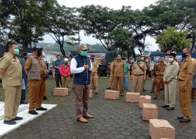 Bupati Bandung Barat, Aa Umbara Sutisna secara simbolis menyerahkan bantuan sembako kepada para Camat di Halaman Kantor Kecamatan Padalarang, Kabupaten Bandung Barat, Jawa Barat, beberapa waktu lalu. (Foto: Heni Suhaeni/dara.co.id)
