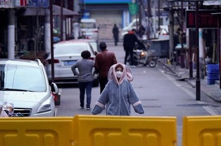 Caption Barikade kuning di Kota Wuhan, Provinsi Hubei, China. (Foto: Reuters/Aly Song)
