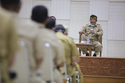 Bupati Bandung, H. Dadang M. Naser saat memimpin rakor yang berlangsung di Gedung Mohamad Toha, Soreang, Kabupaten Bandung, Selasa (7/4/2020). (Foto: Humas Setda Kabupaten Bandung)