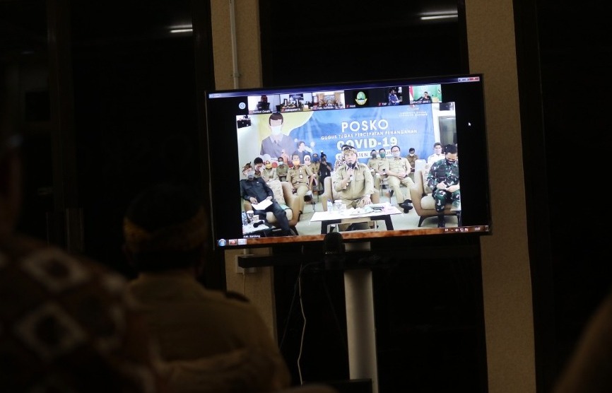 Bupati Bandung, H. Dadang M. Naser saat melakukan teleconference dengan Gubernur Jawa Barat, Ridwan Kamil, Selasa (14/4/2020). (Foto: Humas Setda Kabupaten Bandung)