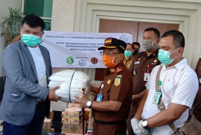 Kepala Kejari Bale Bandung, Paryono (tengah) secara simbolis menyerahkan bantuan APD ke RSUD Cililin dan diterima Bupati Bandung Barat, Aa Umbara Sutisna (kiri). (Foto: Heni Suhaeni/dara.co.id)