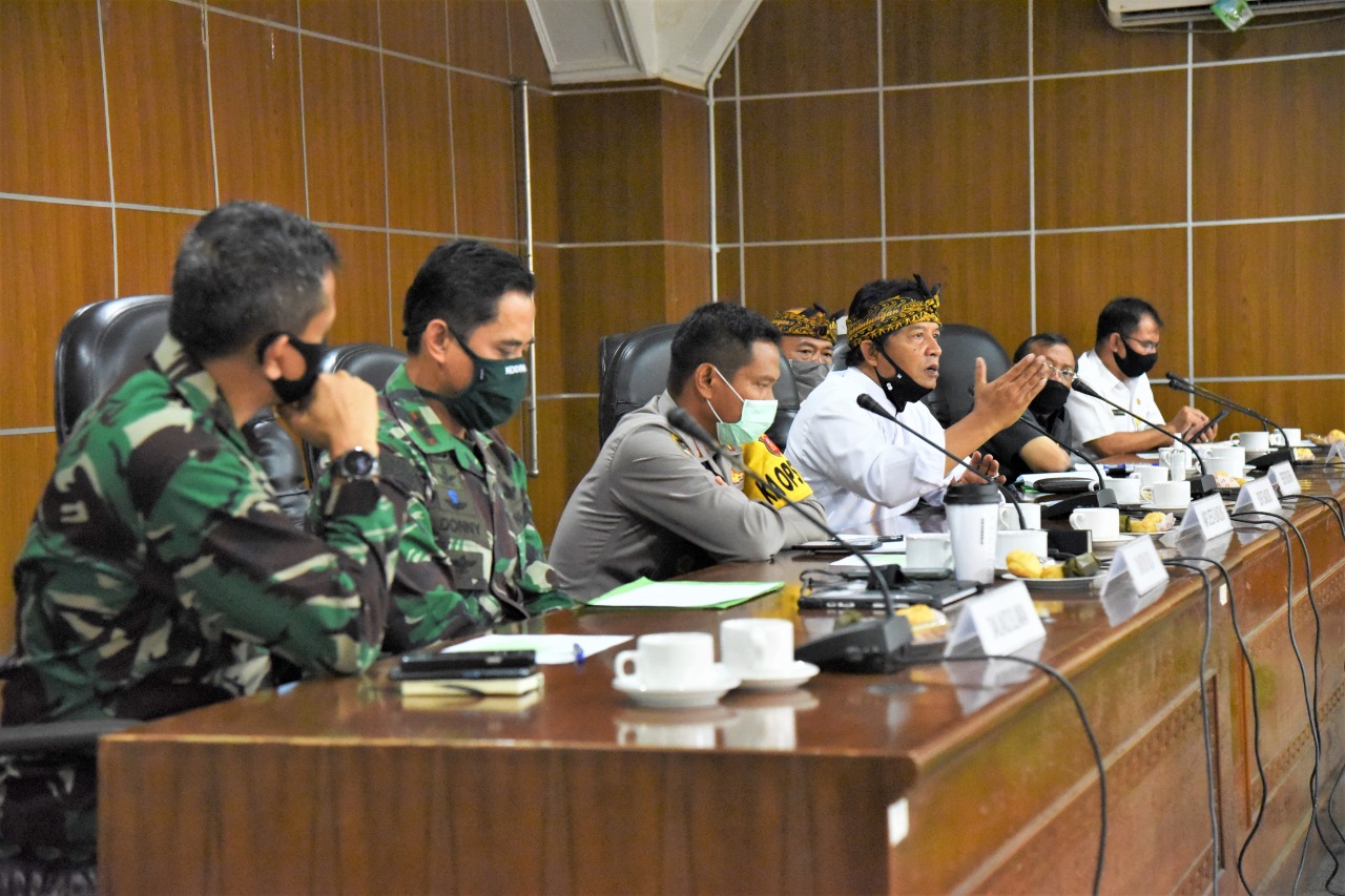 Forkopimda Kabupaten Bandung saat mengikuti rakor persiapan PSBB Parsial tingkat Kabupaten Bandung, yang berlangsung di Bale Sawala Soreang, Rabu (15/4/2020). (Foto: Humas Setda Kabupaten Bandung)