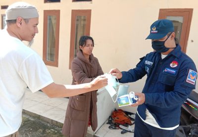 Ketua Bapilu DPD Partai Nasdem KBB, Usep Sukarna membagi-bagikan masker pada warga  Kecamatan Parongpong, KBB, Jawa Barat, Rabu (8/4/2020). (Foto: Heni Suhaeni/dara.co.id)
