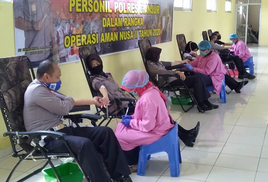 Sejumlah anggota Polres Cianjur saat mengikuti kegiatan donor darah yang berlangsung di aula Primkoppol Mapolres Cianjur, Jalan KH. Abdullah bin Nuh, Nagrak, Kabupaten Cianjur, Jawa Barat, Senin (13/4/2020). (Foto: Purwanda/dara.co.id)