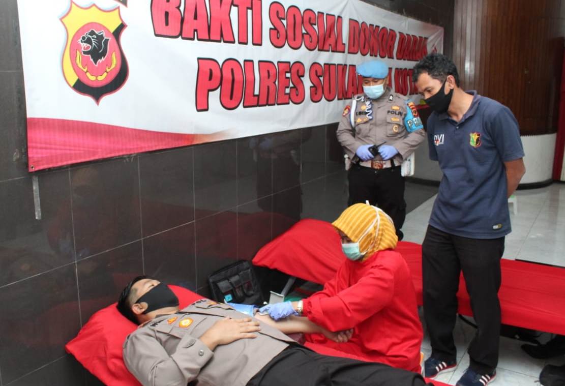 Anggota Polres Sukabumi Kota saat mengikuti kegiatan donor darah di Aula Graha Rekonfu Mapolres Sukabumi Kota, Kota Sukabumi, Jawa Barat, Selasa (14/4/2020), (Foto: Riri Satiri/dara.co.id)