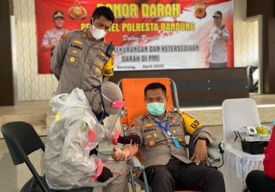 Kapolresta Bandung, Kombes Pol Hendra Kurniawan melakukan donor darah di Gedung Sabilulungan Mapolresta Bandung, Soreang, Kabupaten Bandung, Jawa Barat, kamis (9/4/2020). (Foto: Muhammad Zein/dara.co.id)