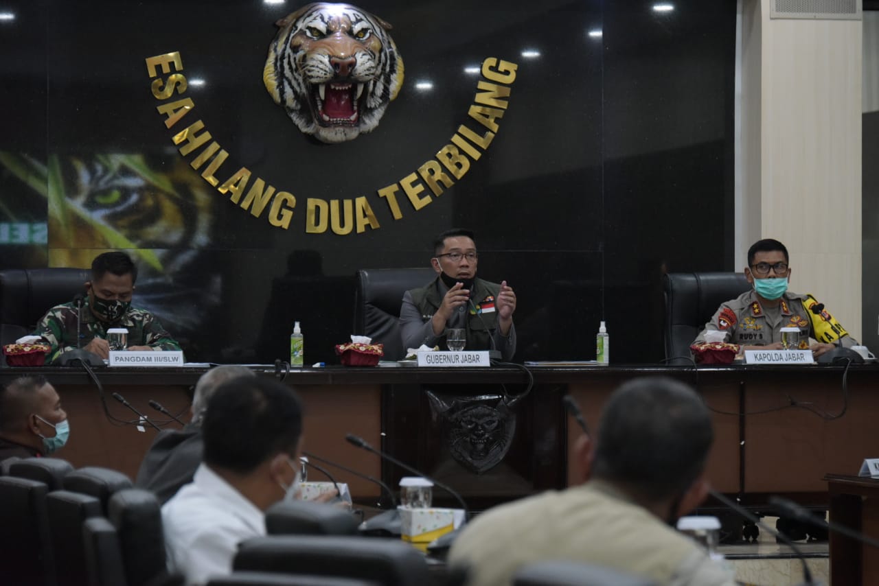 Gubernur Jawa Barat, Ridwan Kamil saat memimpin Rapat Gugus Tugas Percepatan Penanggulangan Covid-19 Jabar di Markas Kodam III/Siliwangi, Jalan Ambon, Kota Bandung, Senin (20/4/2020). (Foto: Humas Pemprov Jabar)