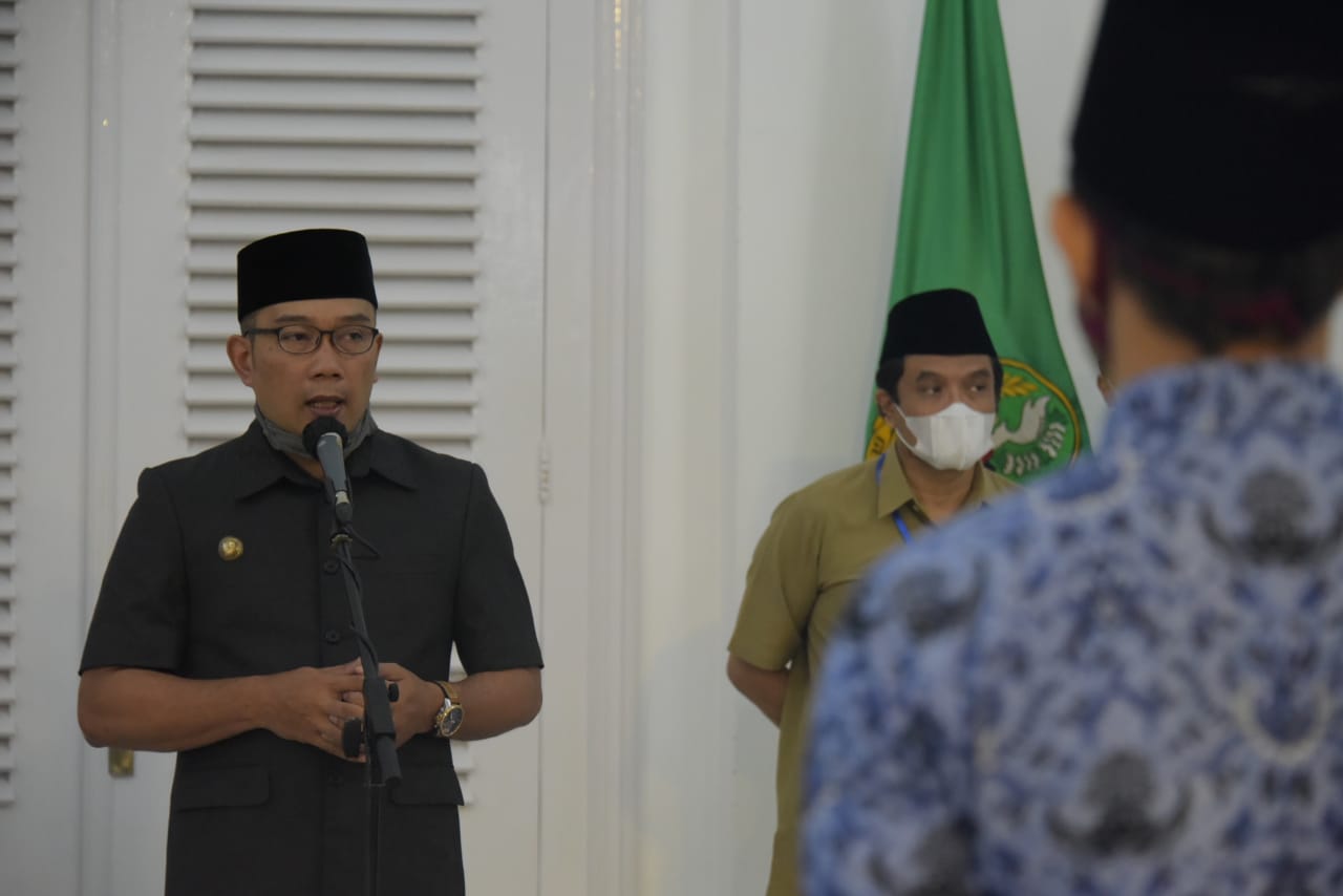 Gubernur Jawa Barat, Ridwan Kamil saat melantik para PNS di Gedung Pakuan, Jalan Cicendo, Kota bandung, Jawa Barat, Selasa (21/4/2020). (Foto: Humas Pemprov Jabar)