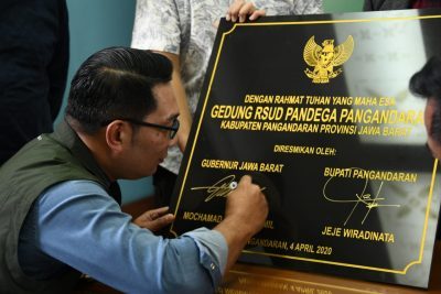 Gubernur Jawa Barat, Ridwan Kamil menandatangani batu prasasti sebagai tanda diresmikannya RSUD Pandega Pangandaran, yang dilakukan secara online dari Gedung Pakuan, Jalan Cicendo, Kota Bandung, Jawa Barat, Sabtu (4/4/2020). (Foto: Humas Pemprov Jabar)