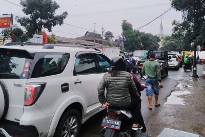 Kondisi kepadatan arus lalu lintas di Jalan Astana Anyar tepatnya sekitar Pasar Astana Anyar, Kota Bandung, Jawa Barat, Selasa (21/4/2020). (Foto: Muhammad Zein/dara.co.id)