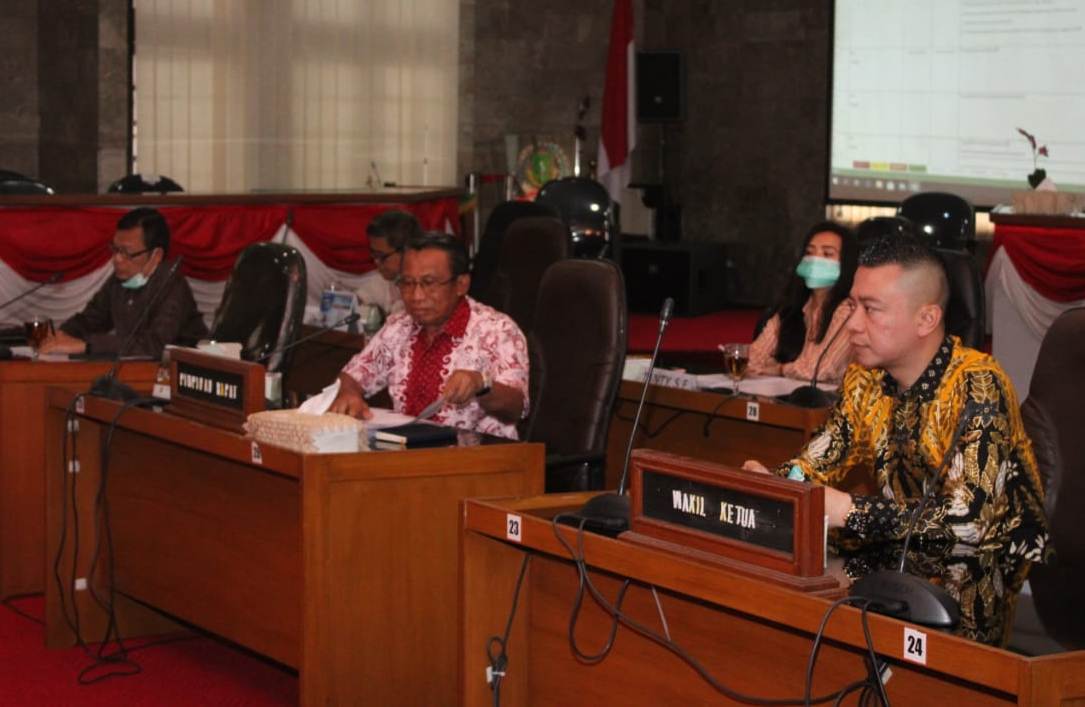 Sejumlah anggota DPRD Kota Sukabumi saat mengikuti rapat. (Foto: Riri Satiri/dara.co.id)