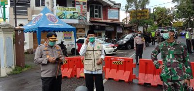  Walikota Sukabumi Achmad Fami memantau penyekat jalur di Kota Sukabumi (Foto : Riri/dara.co.id)