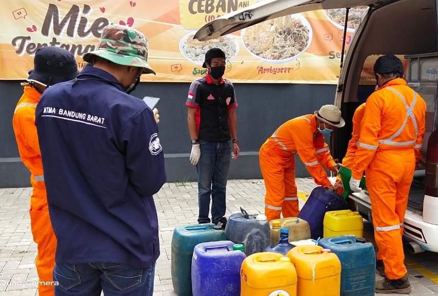 Sejumlah anggota LSM Trapawana saat menyalurkan cairan disinfektan kepada masyarakat. (Foto: Heni Suhaeni/dara.co.id)