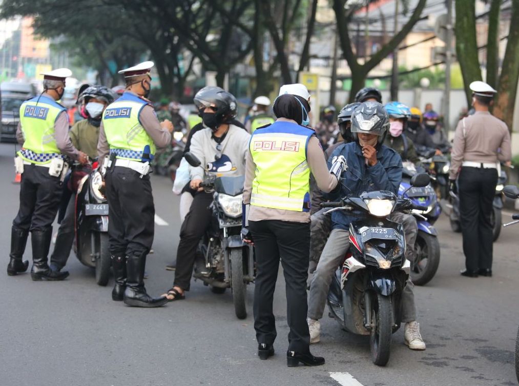 Pemeriksaan dari pihak kepolisian di lokasi check point Jalan Djunjunan, Kota Bandung, Jawa Barat, pada hari pertama PSBB, Rabu (22/4/2020). (Foto: Asep Awaludin/dara.co.id)