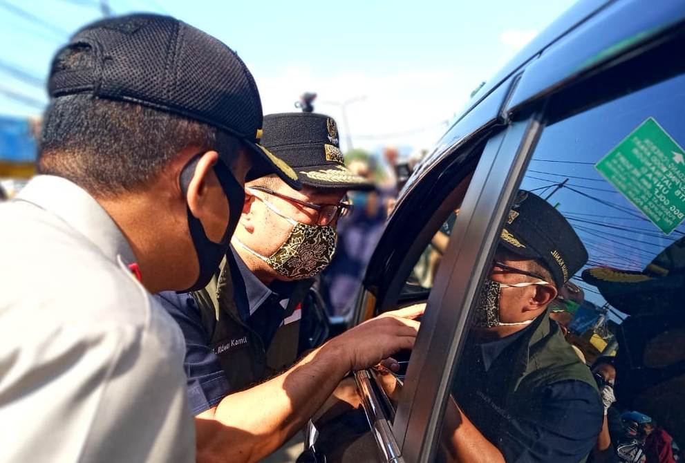 Gubernur Jabar, Ridwan Kamil memberikan pemahaman kepada warga pengendara mobil saat memantau titik check point di Kabupaten Sumedang, Jawa Barat, Rabu (22/4/2020). (Foto: Ardiansyah Putra/dara.co.id)