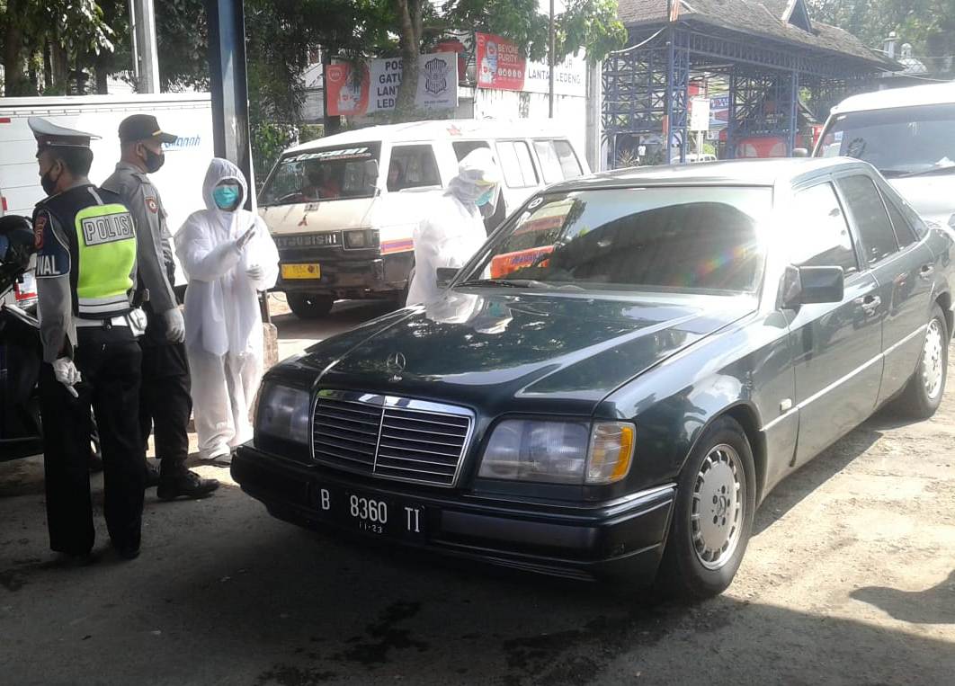 Pengecekan kendaraan di check point Terminal Ledeng, Kota Bandung, Jawa Barat, oleh Polsek Cidadap pada hari kedua PSBB Bandung Raya, Kamis (23/4/2020). (Foto: Asep Awaludin/dara.co.id)