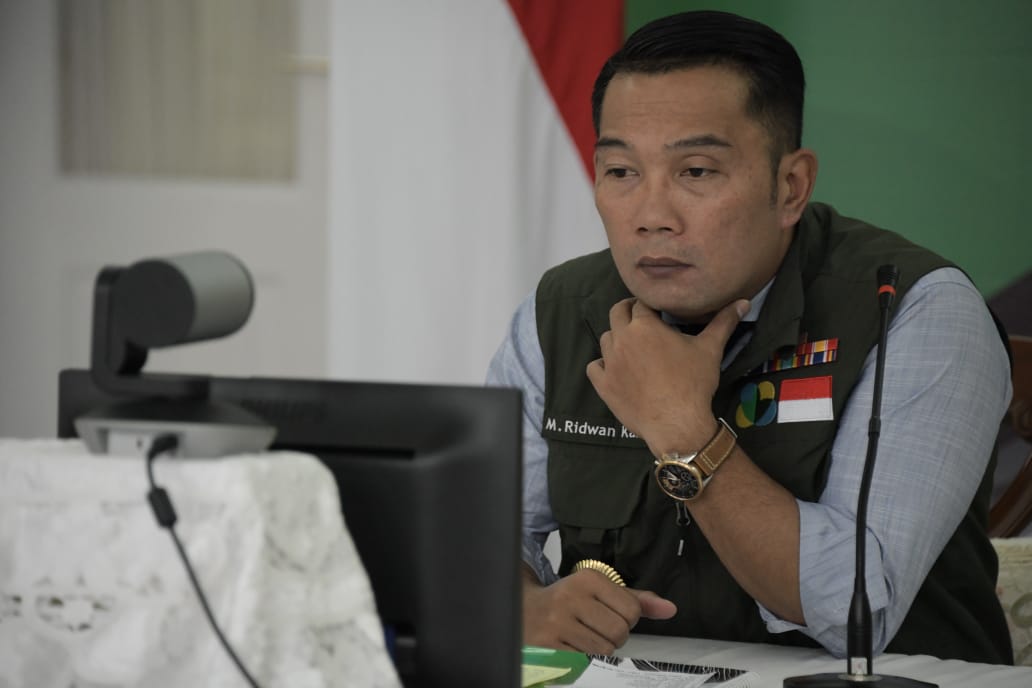  Ridwan Kamil saat melakukan Video conference dengan Bupati dan Walikota di Gedung Pakuan (Foto: Humas Pemprov Jabar) 