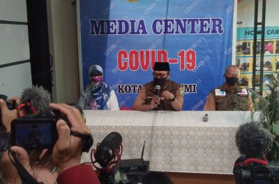 Wali Kota Sukabumi, Achmad Fahmi (tengah) saat jumpa pers di media centre gugus tugas penanganan Covid-19 Kota Sukabumi, Senin (13/4/2020). (Foto: Riri Satiri/dara.co.id)