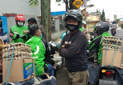 Sejumlah diriver ojek online bersiap mendistribusikan bantuan kepada KPM di Kota Sukabumi, Senin (27/4/2020). (Foto: Riri Satiri/dara.co.id)
